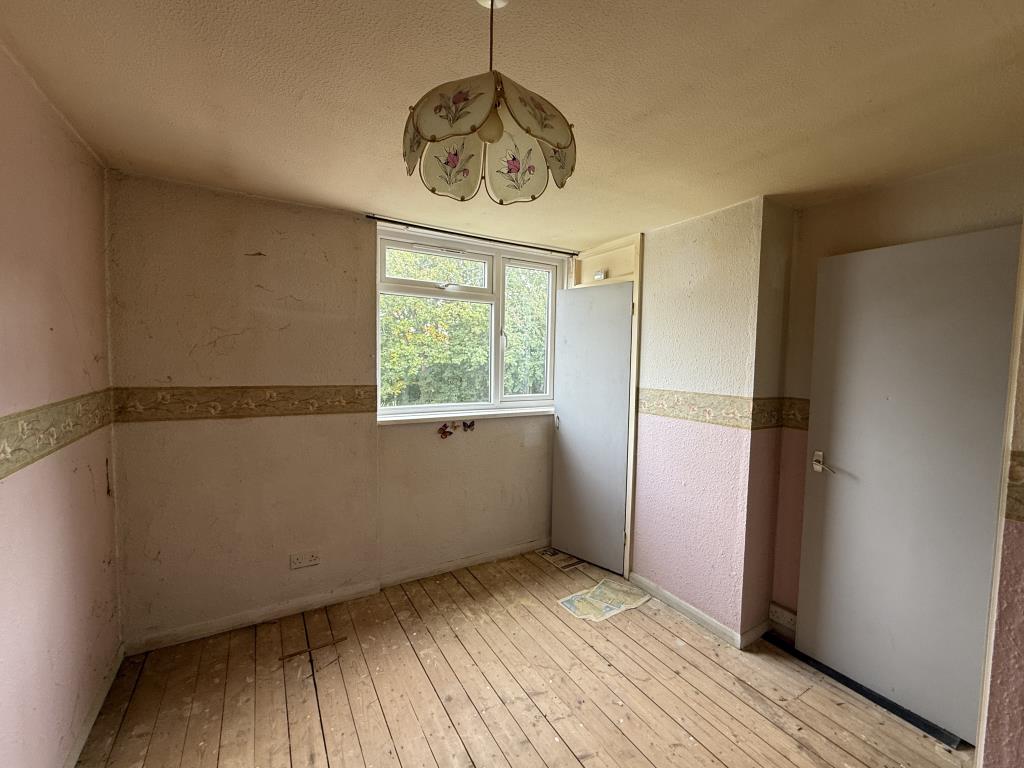 Lot: 175 - HOUSE IN NEED OF IMPROVEMENT - Bedroom 2 in house in need of refurbishment